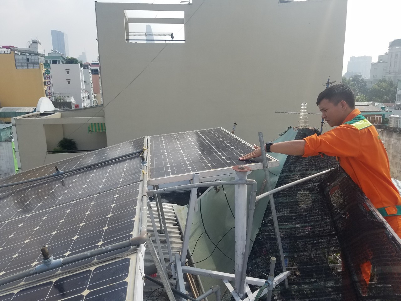 sửa chữa hệ thống điện mặt trời